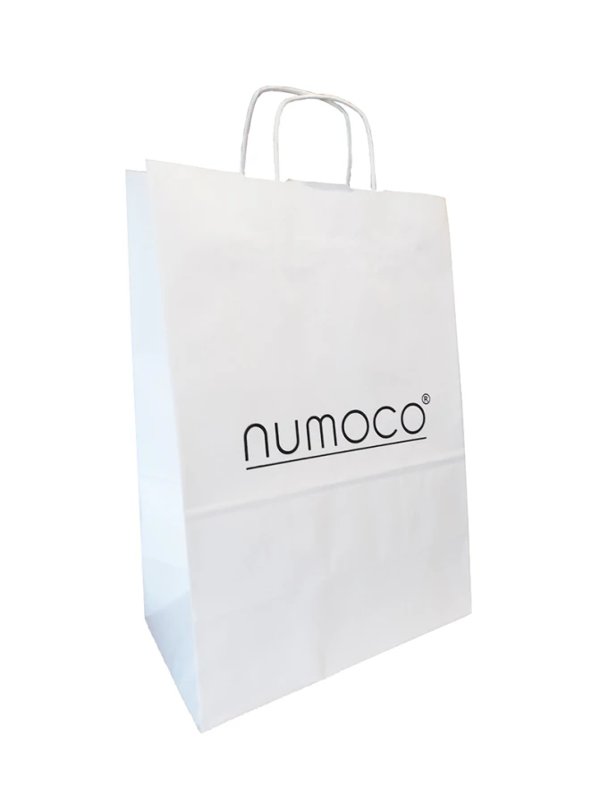 0-4 Бяла хартиена чанта с черно лого numoco
