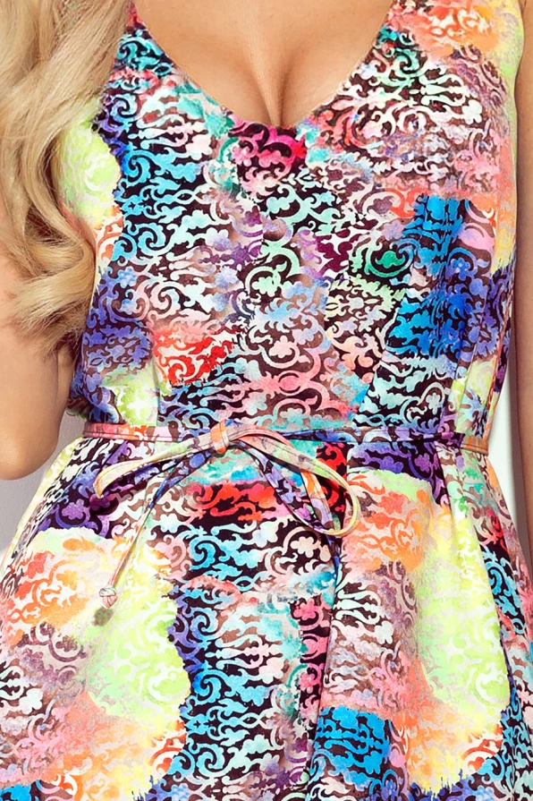 377-3 Трапецовидна рокля с деколте - цветен десен
