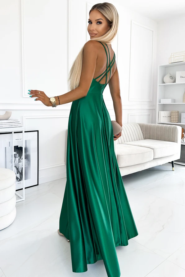 513-1 LUNA елегантна дълга сатенена рокля с деколте и кръстосани презрамки - БУТИЛКОВО ЗЕЛЕНО